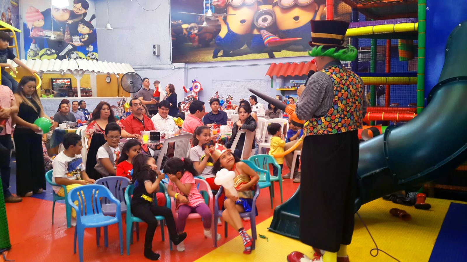 Un Payaso en una Fiesta Infantil de Cumpleaños, haciendo show para niños